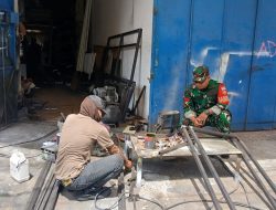 Datangi dan Dekati, Inilah Cara Babinsa Kratonan Motivasi Pelaku UMKM Bengkel Las