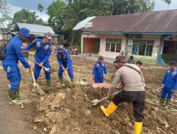 Personel Brimob Lanjutkan Bersih-bersih Rumah Warga dan Buat Saluran Air di Sumbar