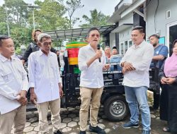 Anggota DPR RI Komisi XII Dr. Ramson Siagian Serahkan Motor Sampah untuk Desa Gendoang