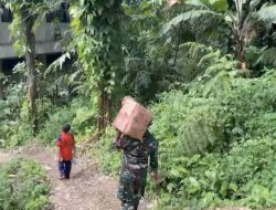Pastikan Bantuan Sampai ke Desa, TNI Jalan Kaki Distribusikan Logistik Warga Terdampak Bencana