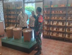 Berikan Motivasi dan Semangat Pelaku UMKM, Babinsa Kemlayan Sambangj Pegawai Toko Oleh Oleh