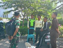 Babinsa Gilingan Perkuat Sinergi dengan Security Masjid Sheikh Zayed, Wujudkan Keamanan Dan Kemanunggalan