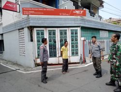 Patroli Babinsa Manahan Bersama Linmas Susuri Pemukiman Penduduk Dan Pelaku UMKM