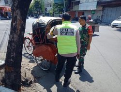 Tak Kenal Kasta, Silaturahmi Babinsa Kepatihan Wetan Menyasar Tukang Becak, Ingatkan Selalu Berhati-hati Saat Bawa Penumpang
