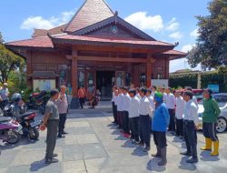 Tanamkan Kedisiplinan Dan Semangat Belajar Negara, Babinsa Jagalan Latihkan PBB Kepada Tim Saberling Kelurahan