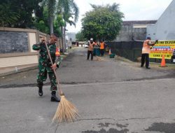 Bersenjatakan Sapu Lidi, Babinsa Sumber Bersama Tim Satgas DLH Surakarta Laksanakan Pembersihan Lingkungan
