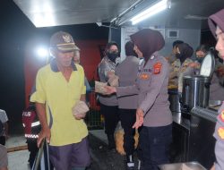 Polwan Polda Jabar Sibuk Memasak dan Siapkan Makanan Untuk Korban Banjir di Karawang