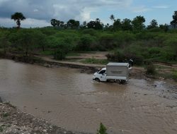 Seberangi Sungai, Petugas SPPG di Pedalaman NTT Bertaruh Nyawa Antar MBG, Harap Jembatan Dibangun