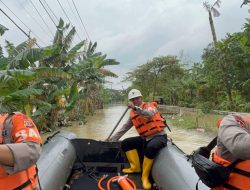 Sigap Hadapi Banjir Karawang, SAR Sat Brimob Polda Jabar Turun Langsung Pastikan Keselamatan Warga