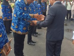 Bupati Dompu Serahkan Simbolis Lima Ribuan SK PPPK Paruh Waktu di Lapangan Hijau Beringin.