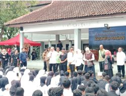 Zulhas dan Kang DS Bagi-bagi Hadiah Sambil Paparkan Manfaat MBG kepada Siswa