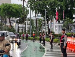“Polisi Penolong” Detasemen Perintis Ditsamapta Korsabhara Baharkam Polri, Diterjunkan di Titik Rawan Banjir dan Bantu Urai Kemacetan di Wilayah Jakarta