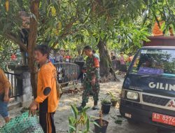 Babinsa Gilingan Pelopori Gotong Royong Pembersihan Lingkungan Bersama Warga Binaan