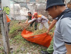 Peduli Kebersihan, Babinsa Sudiroprajan Terjun Langsung Ke Lapangan Pimpin Kerja Bakti Pembersihan Lingkungan