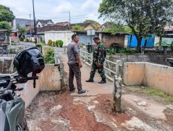 Pastikan Wilayah Aman Dan Kondusif, Babinsa Kestalan Bersama Satlinmas Laksanakan Patroli