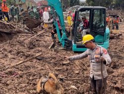 K9 Ditsamapta Polda Jabar Diterjunkan Cari Korban Longsor di Desa Pasirlangu