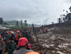 Tim SAR Batalyon B Pelopor Sat Brimob Polda Jabar Terus Lakukan Pencarian Korban Longsor di Pasirlangu