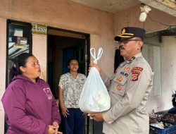 Personel Polda Jabar Blusukan, Door To Door Salurkan Ribuan Kantong Sembako untuk Penduduk Terdampak Longsor Pasir Langu Kec. Cisarua
