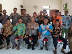 Jumat Berkah, Kapolres Way Kanan Salurkan Bansos di Balai Kampung Tanjung Raja Giham