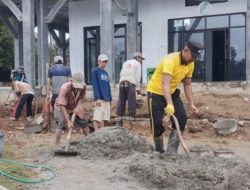Jelang Bulan Ramadhan, Kanit Binmas dan Warga Gotong Royong di Masjid Al Muhajirin Talang Mangga