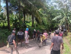 Masyarakat Kampung Cingagoler Kompak Bergotong Royong Pengecoran Jalan.